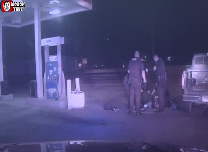 Video :A critic brandishing a pistol is shot by police officers